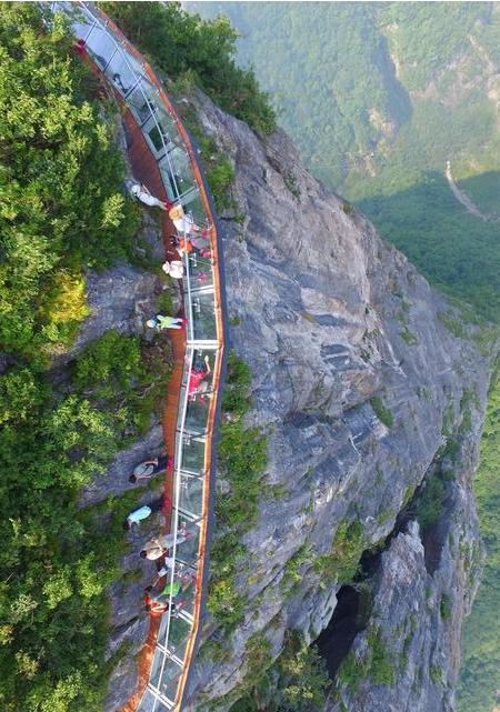 揭秘走在时代前沿的2017最新玻璃栈道奇迹